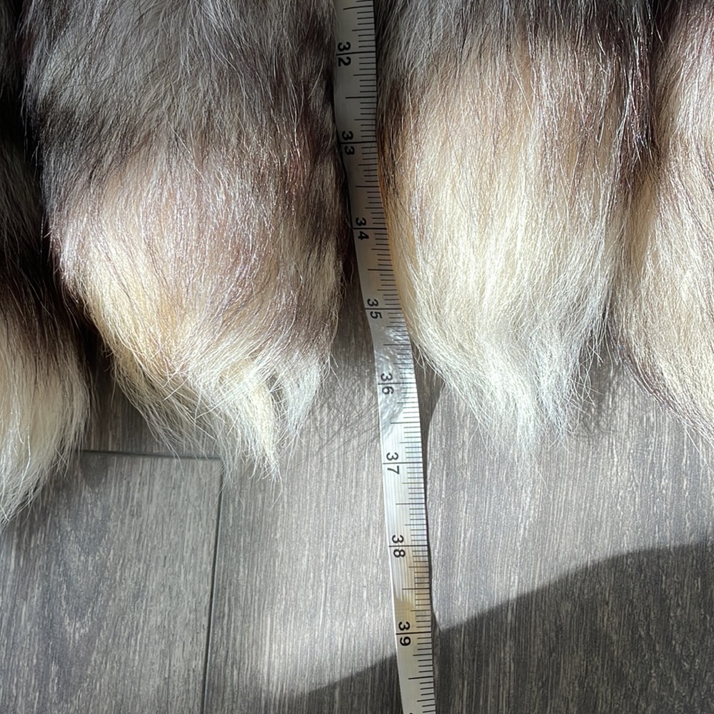 Bloomingdale’s Used Sliver real fox stole used . L-XL. With free Fendi scarf - Picture 13 of 15
